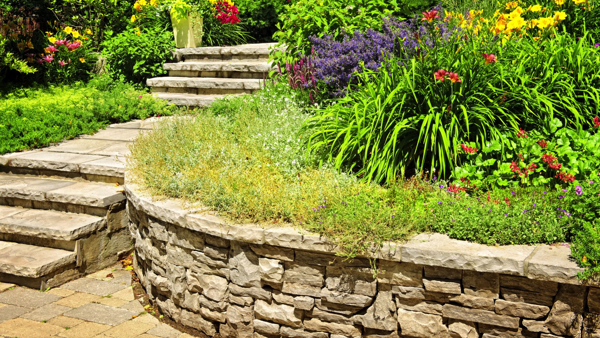 HOW DO YOU HIRE THE BEST RETAINING WALL CONTRACTOR?