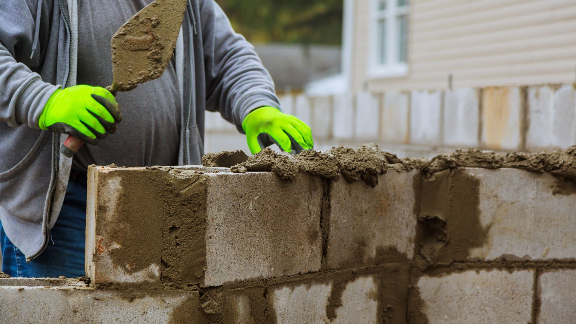 What to Look for When Hiring a Retaining Wall Builder