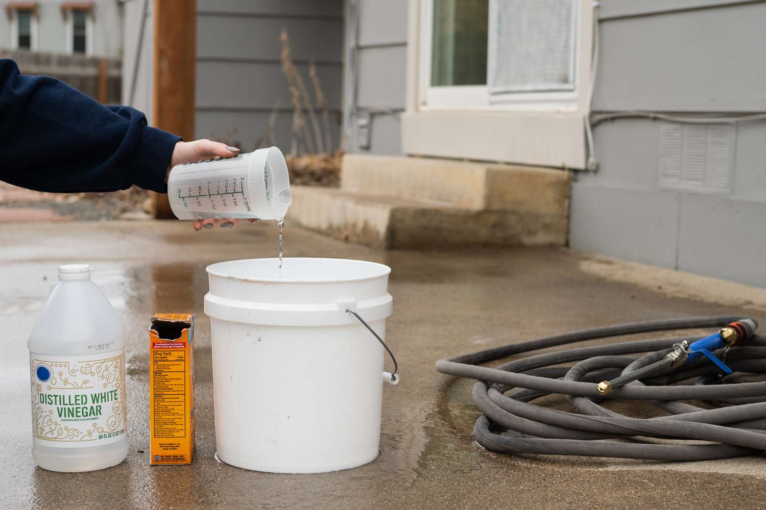 Vinegar and Baking Soda for concrete cleaning